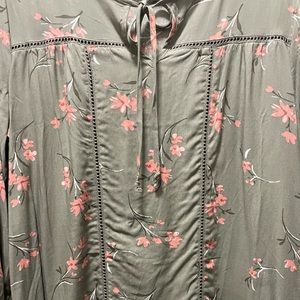 Green beautiful floral blouse 💐🌺🌸